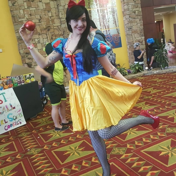 Meet your posher! - Picture 3 of 5